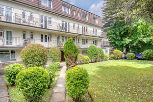 Front Communal Garden- click for photo gallery